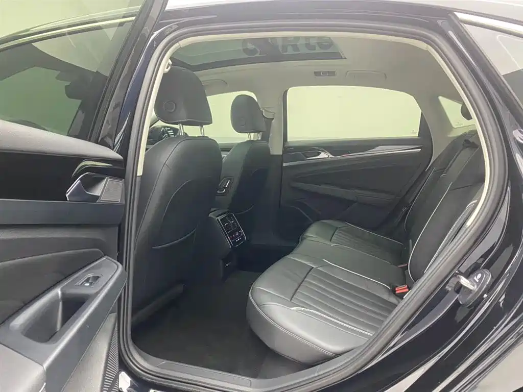 Volkswagen Passat 2022 330TSI Elite Edition фото 19