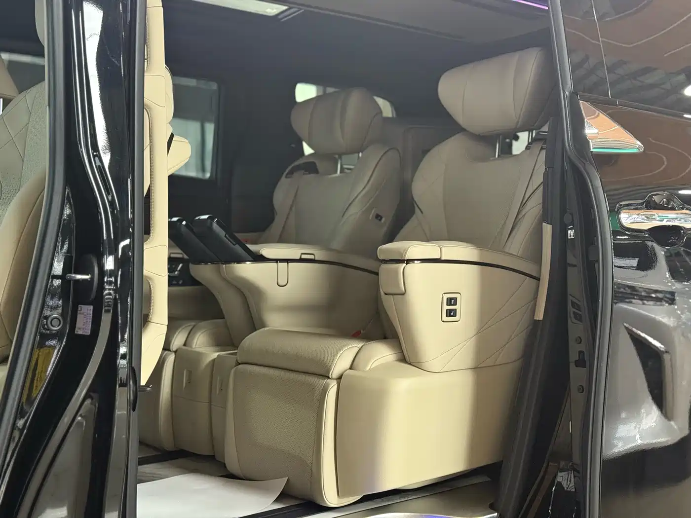 Toyota Vellfire 2024 Crown Hybrid 2.5L Executive Premium Edition фото 13