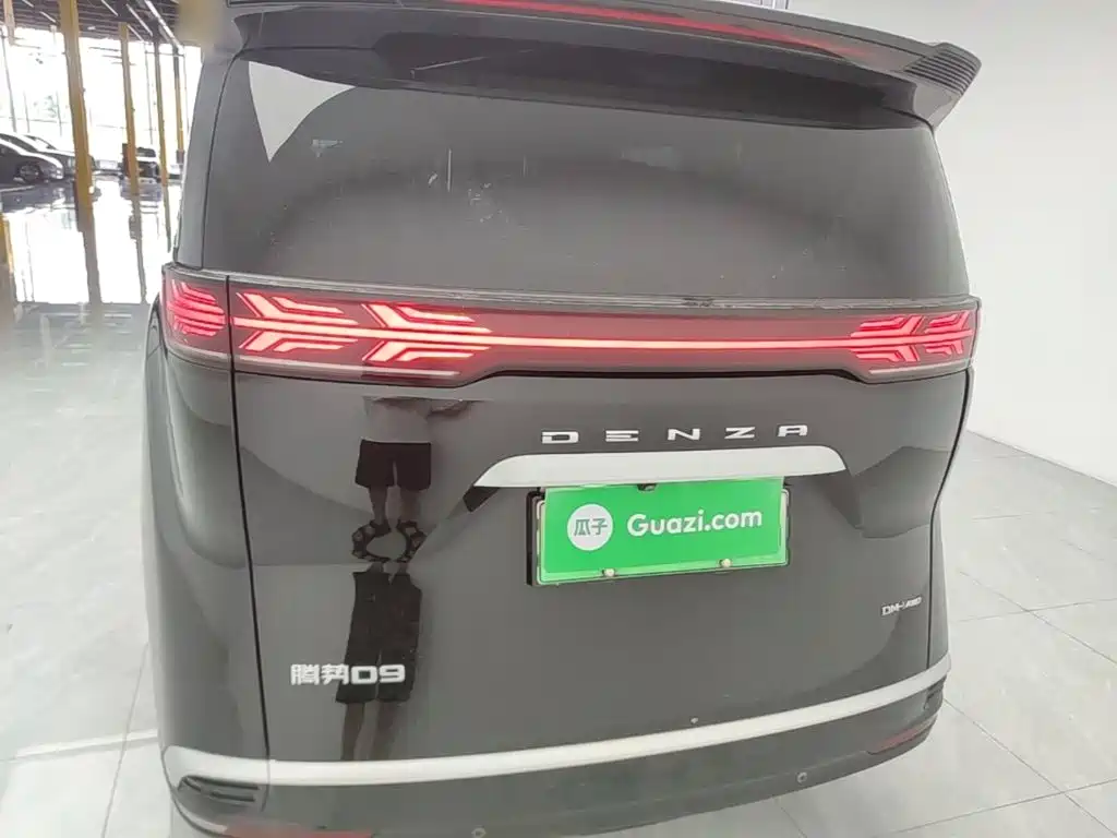 Denza D9 2023 2022 DM-i 970 AWD Flagship