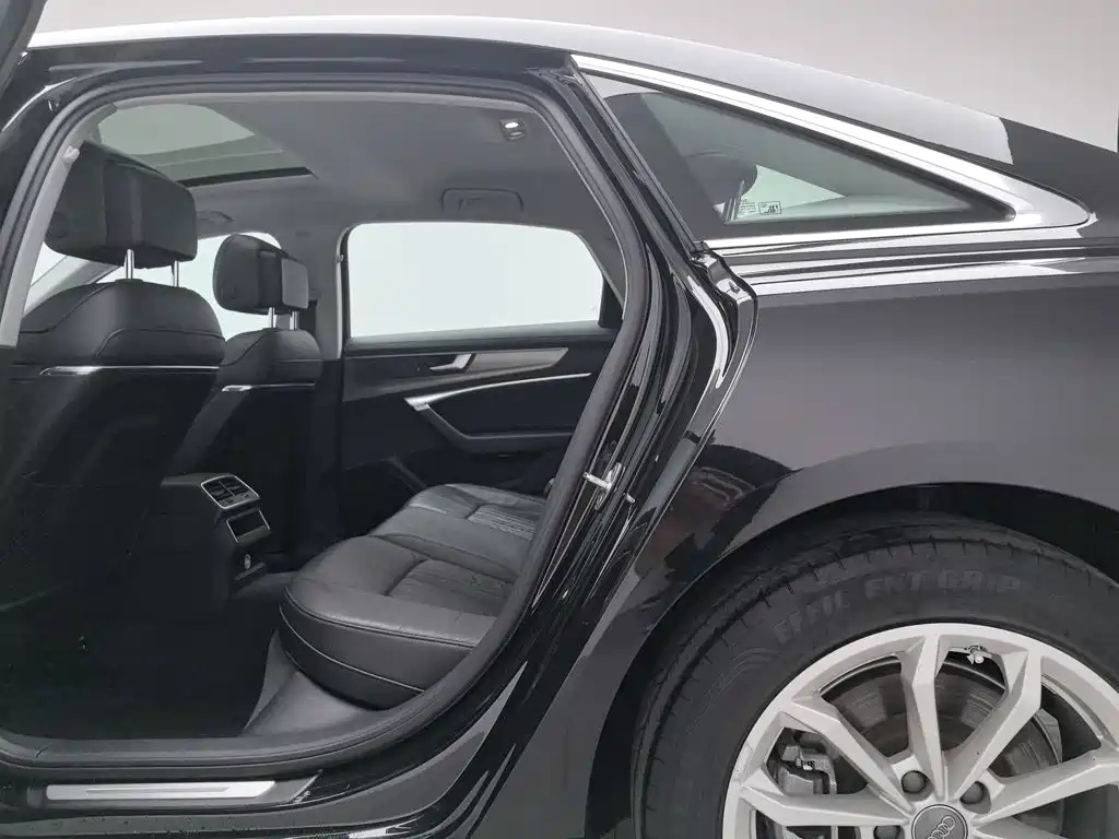 Фото 15 - Audi A6L