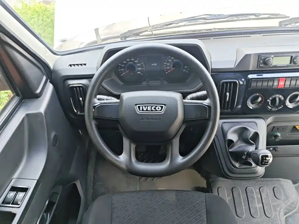 Iveco Daily 2024 2023 Model 2.5T A35M1 Short Wheelbase Medium Roof Single Tire Manual Door 5-9 Seats