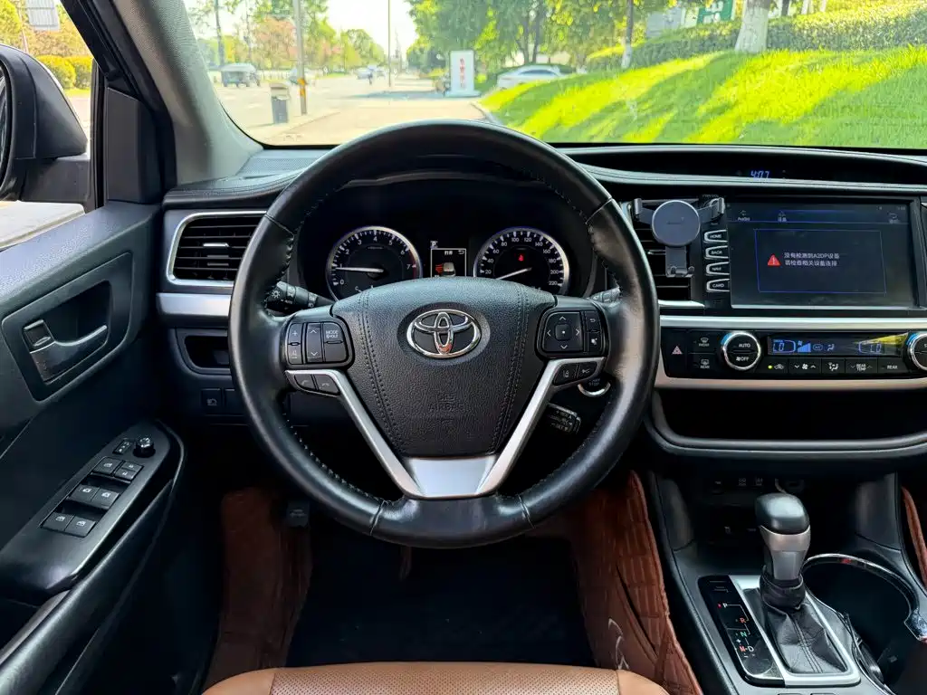 Фото 14 - Toyota Highlander