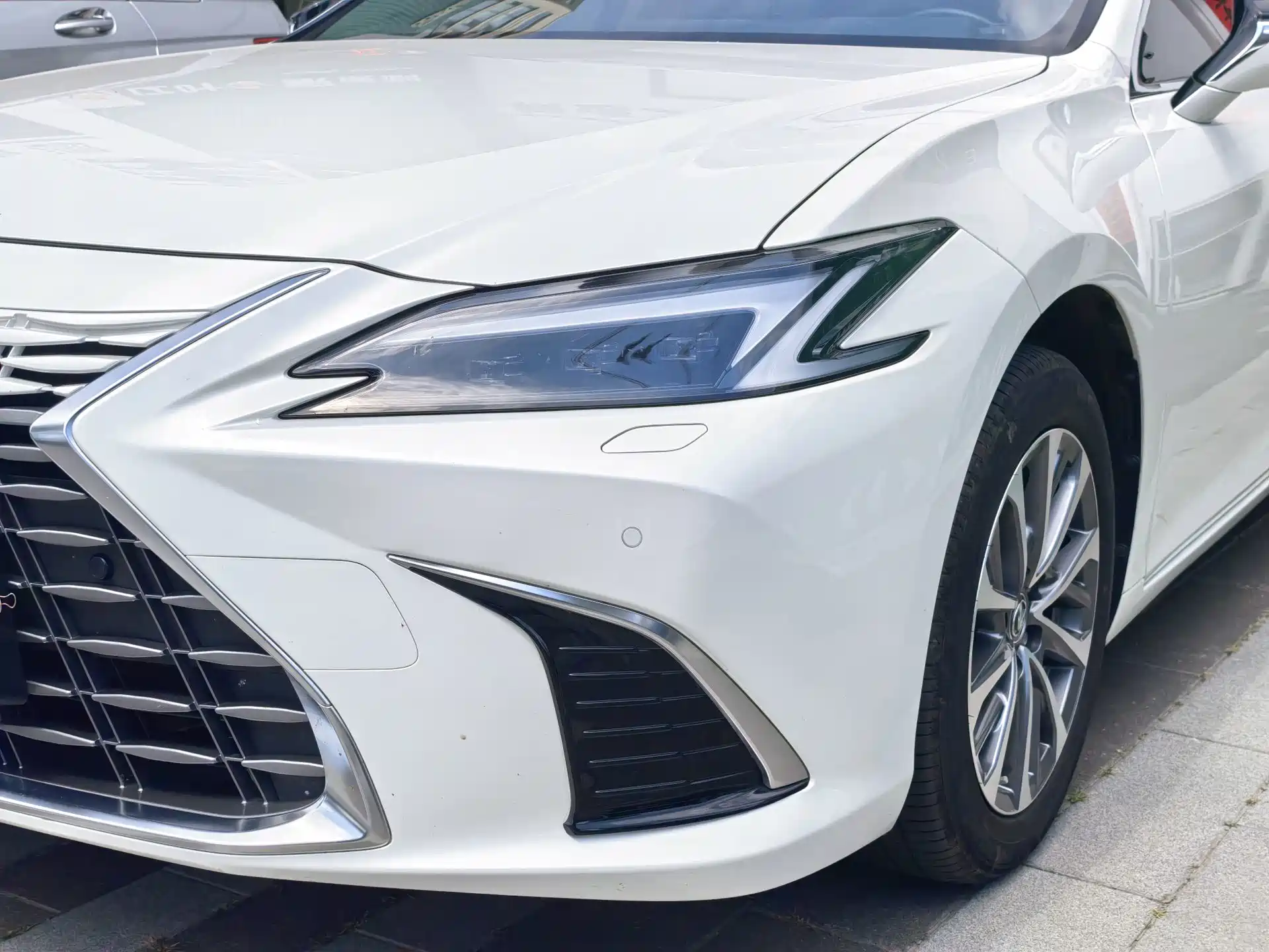 Фото 7 - Lexus ES
