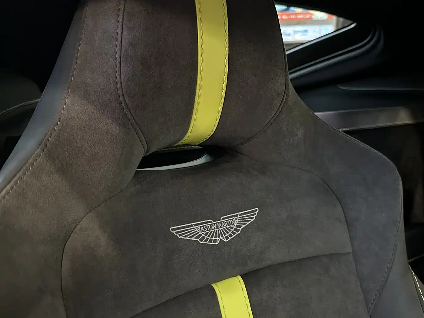 ASTON MARTIN V8 VANTAGE