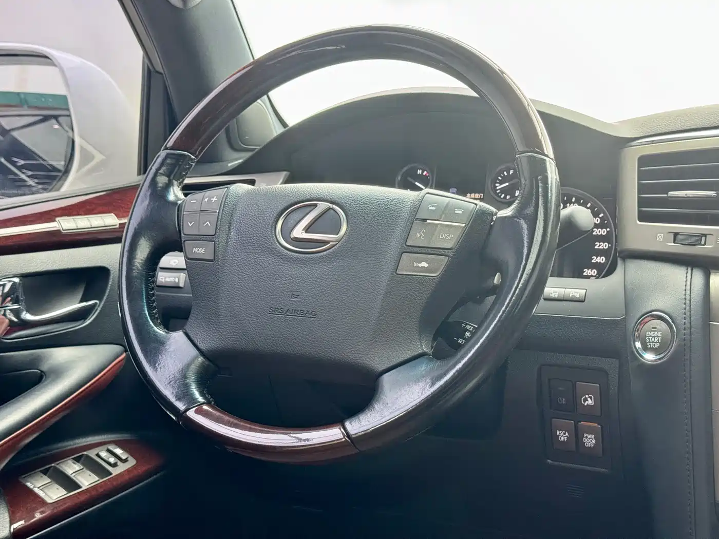 Lexus LX фото 11