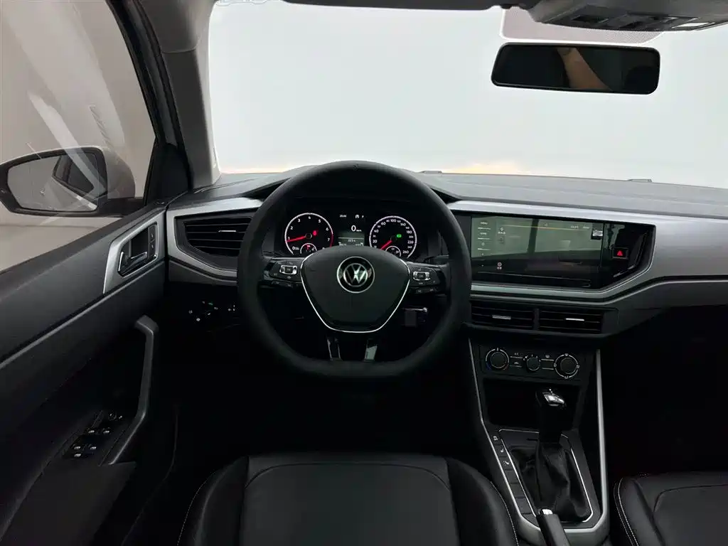 Volkswagen Polo 2021 Plus 1.5L Automatic Panorama Enjoyment Edition фото 16