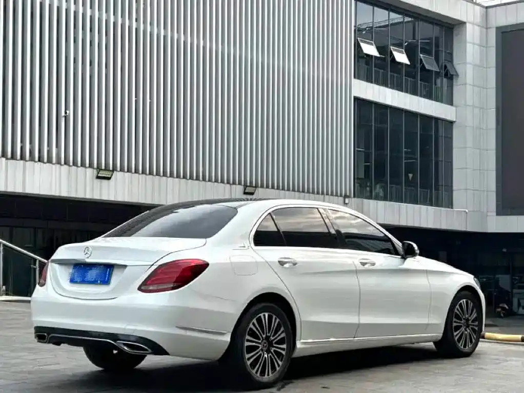 صورة 3 - Mercedes-Benz C-Class