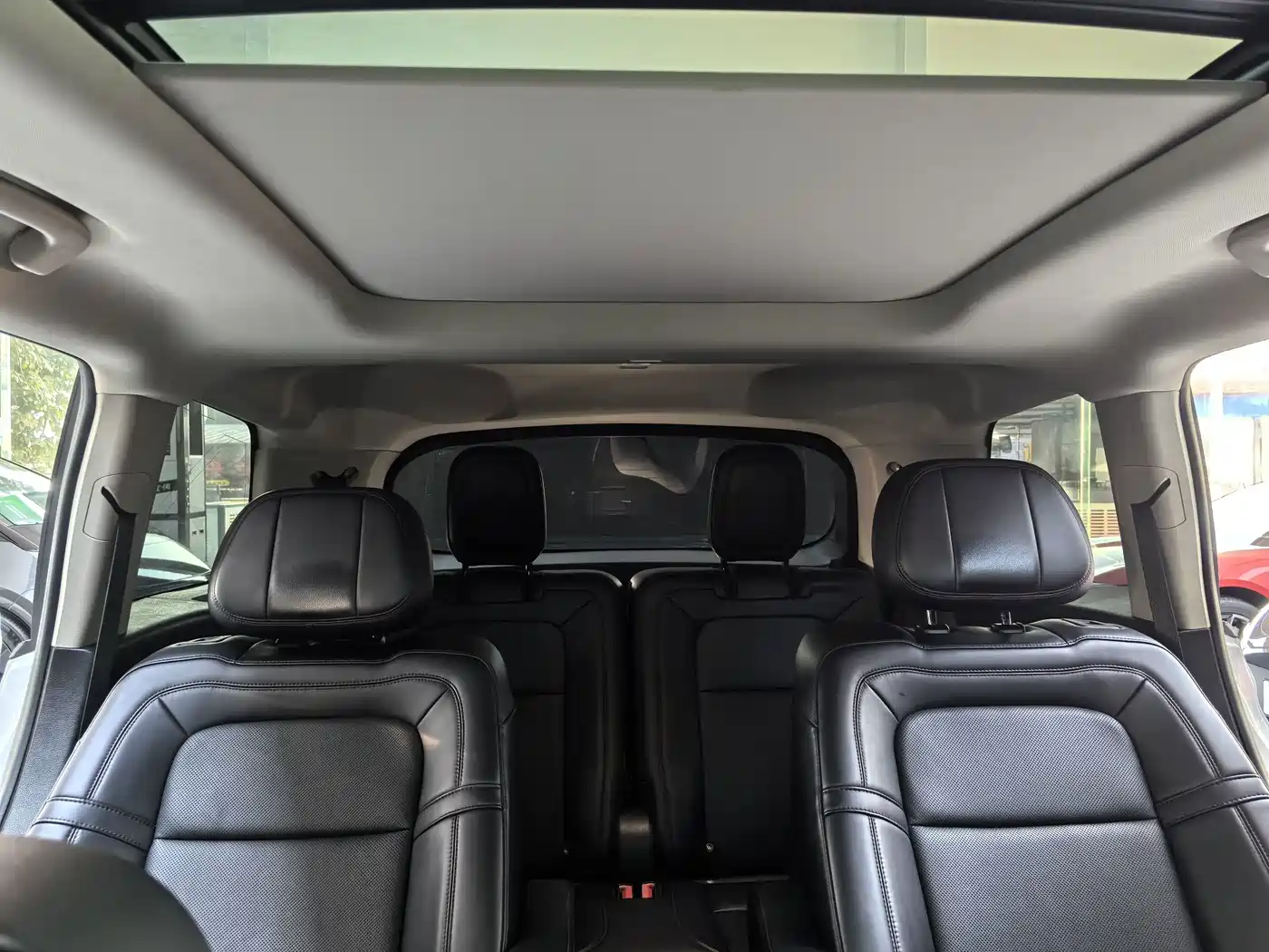 Photo 10 - Lincoln Aviator