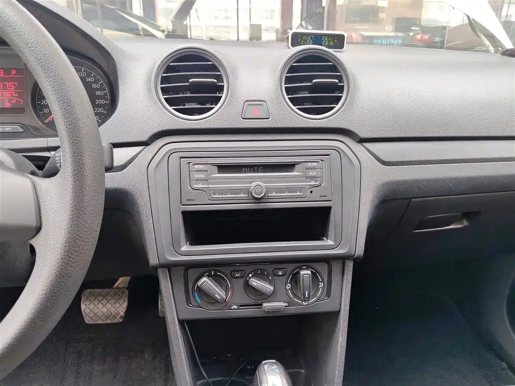 Volkswagen Jetta 2013 1.6L Automatic Fashion фото 9