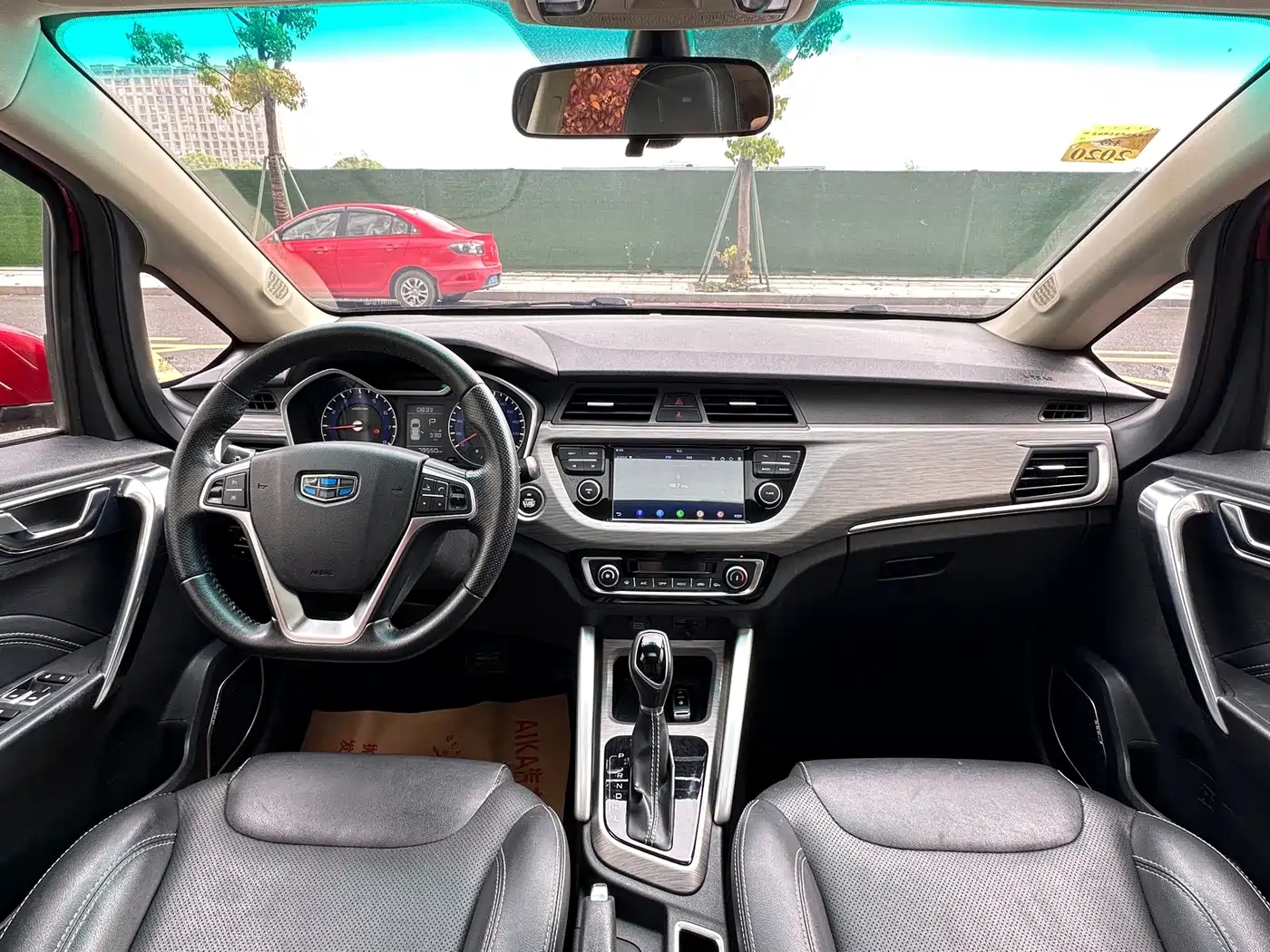 Фото 12 - Geely Vision X3