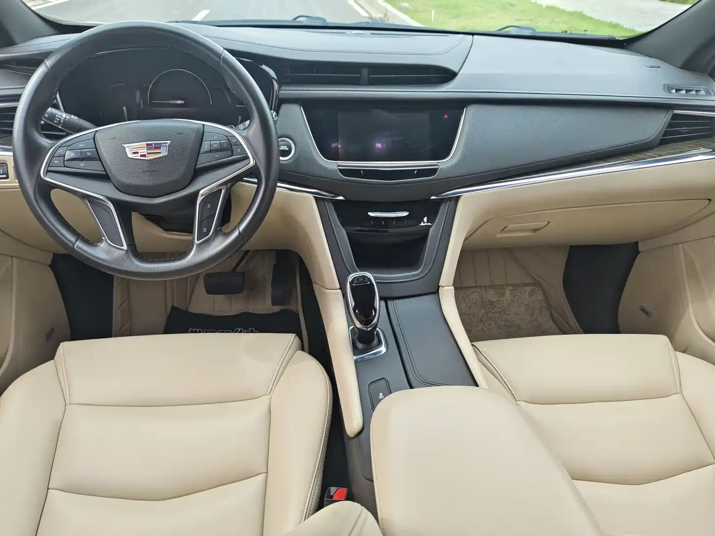 Photo 4 - Cadillac XT5