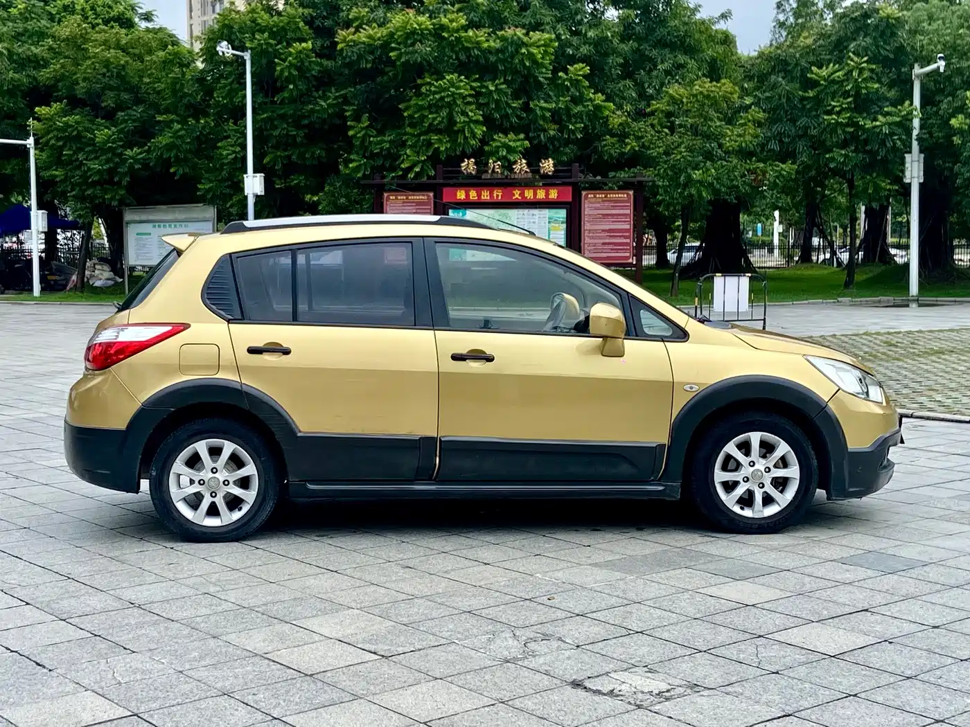 Venucia R50X 2015 2015 1.6L Automatic Luxury