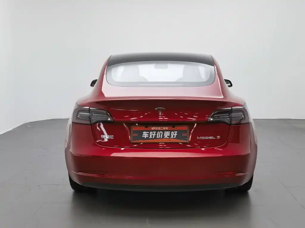 Фото 4 - Tesla Model 3