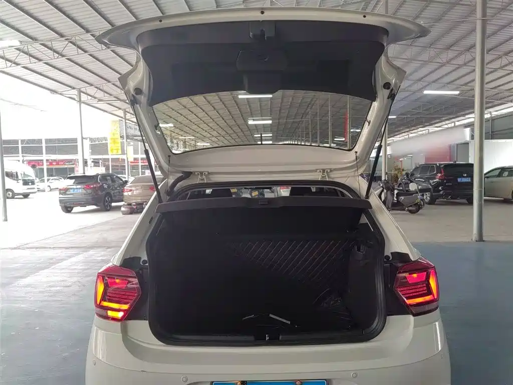 Volkswagen Polo 2019 Plus 1.5L Automatic Panorama Enjoyment Edition фото 19