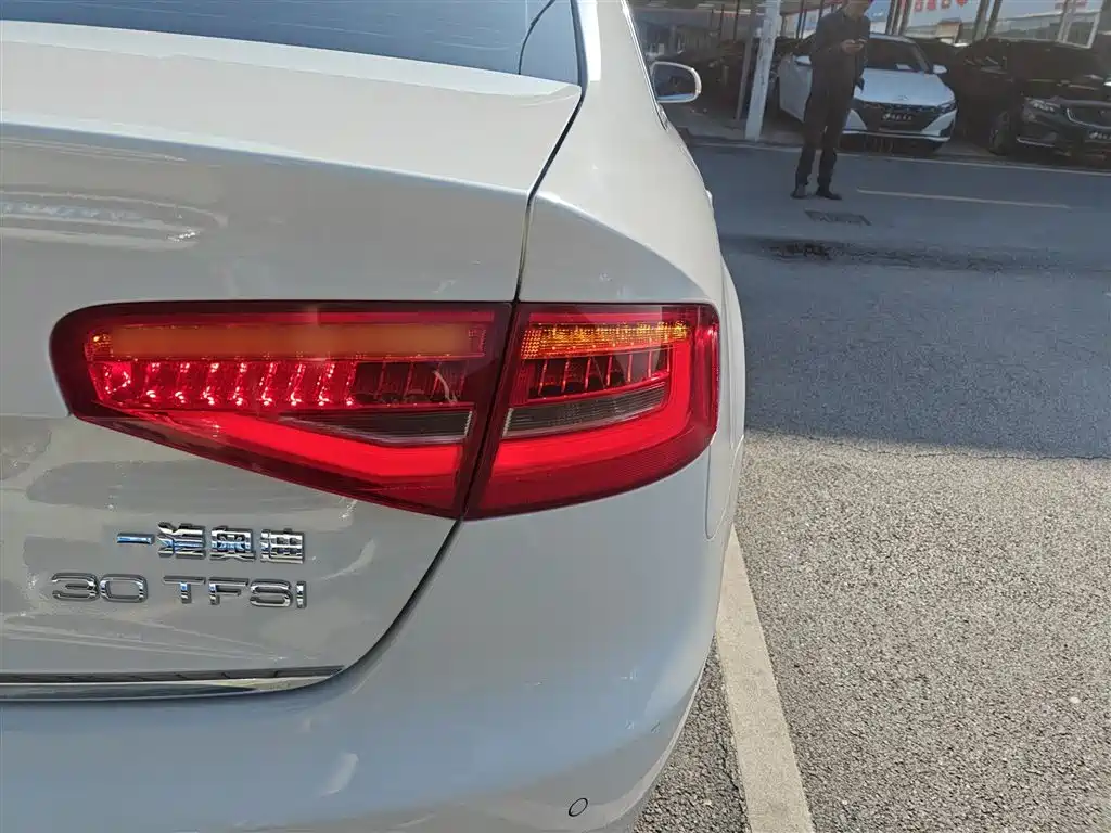 Audi A4L 2016 30 TFSI Automatic Comfort фото 8