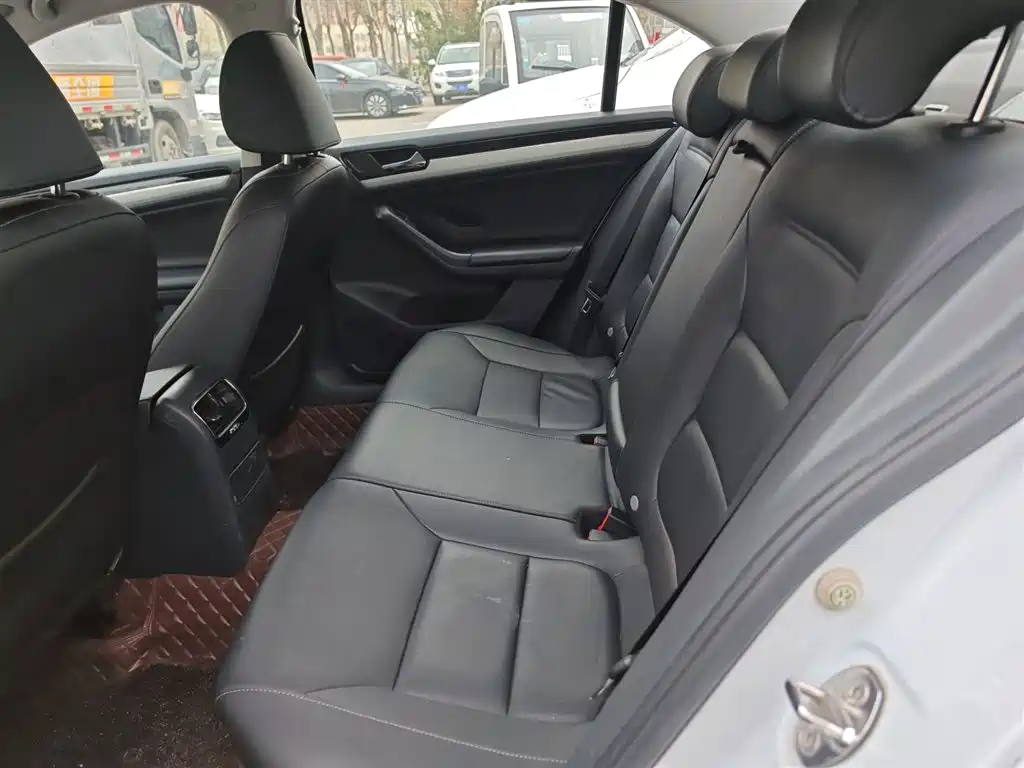 Volkswagen Sagitar 2017 1.6L Automatic Comfort фото 17