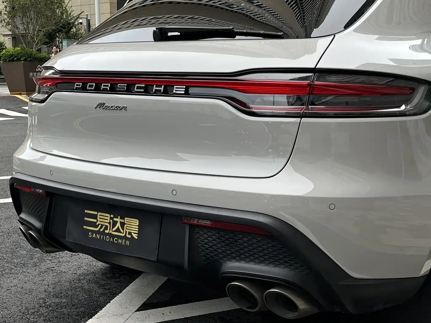 PORSCHE MACAN