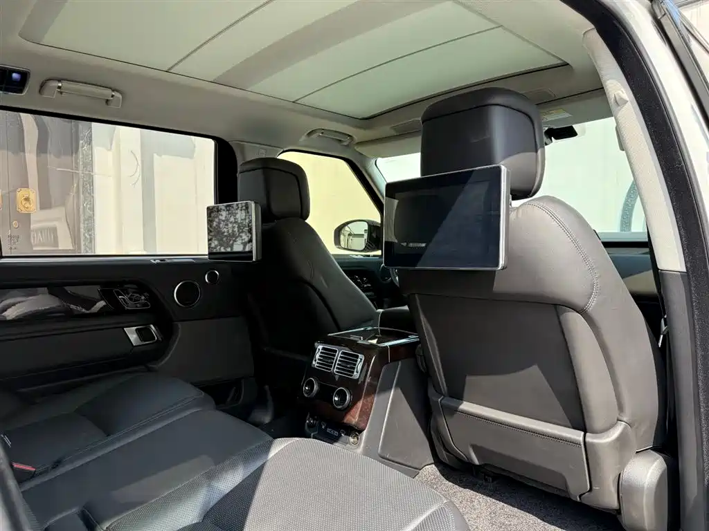 Land Rover Range Rover 2020 3.0 L6 Heritage Extended Edition фото 19
