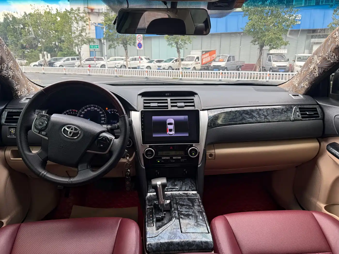 Фото 8 - Toyota Camry