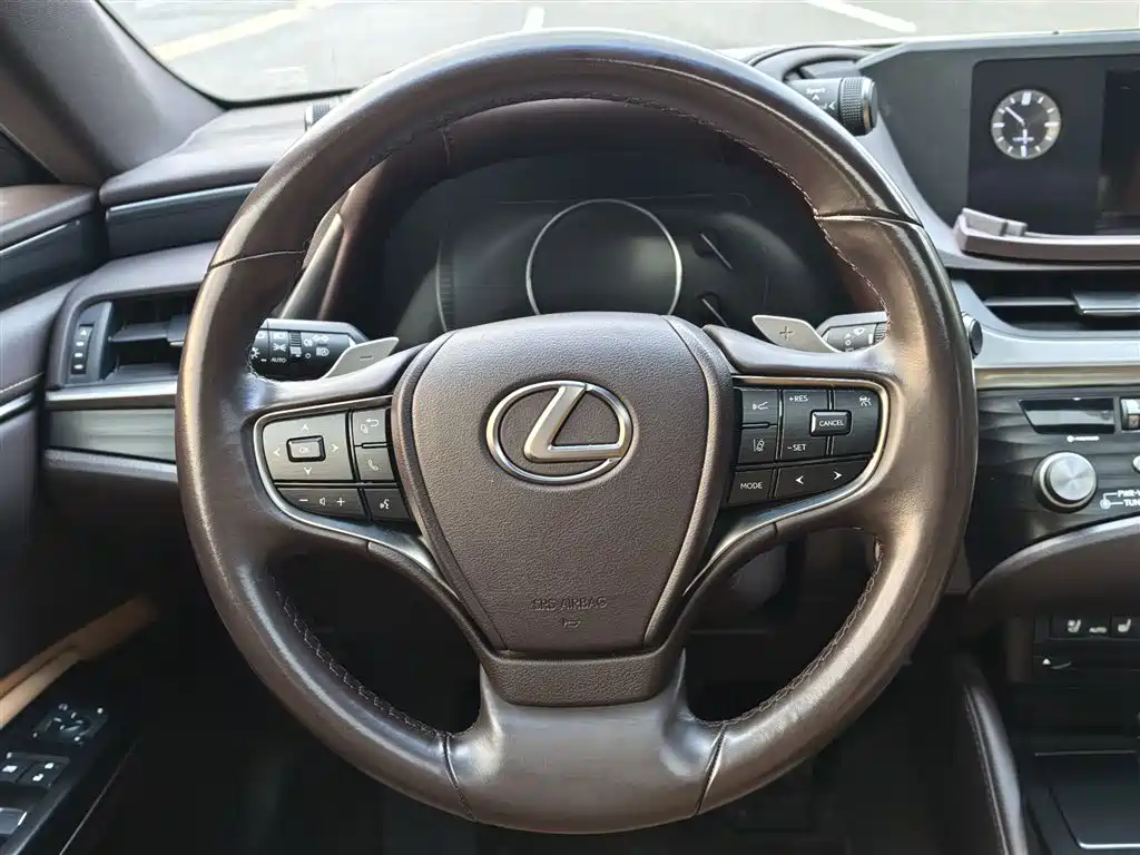 Фото 3 - Lexus ES