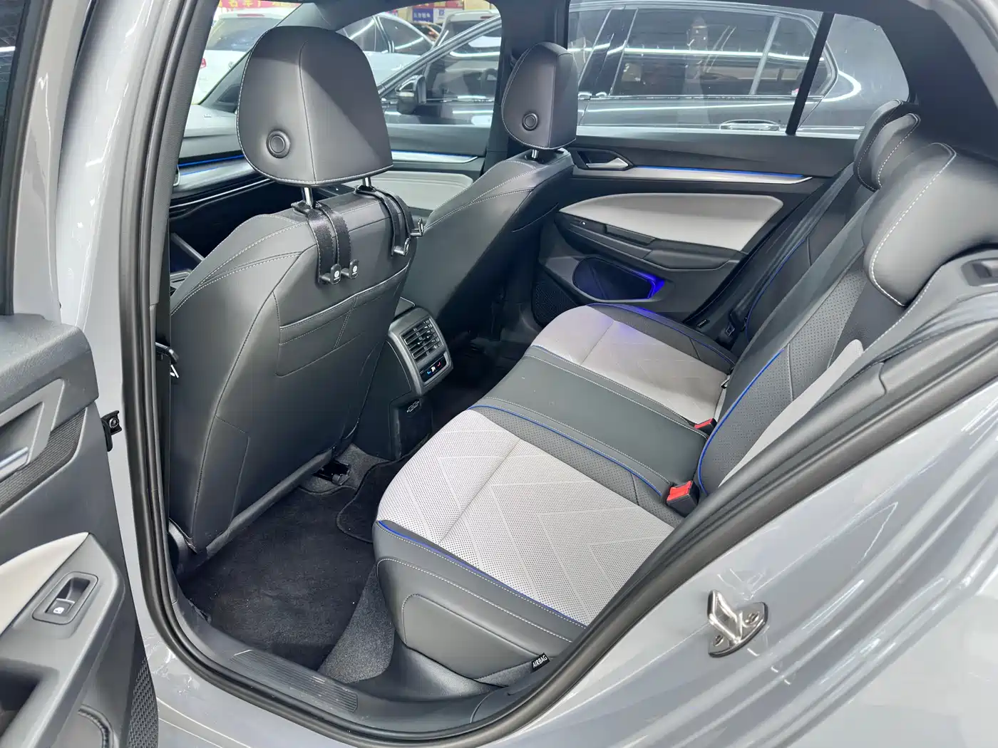 Volkswagen Golf 2025 300TSI R-Line фото 10