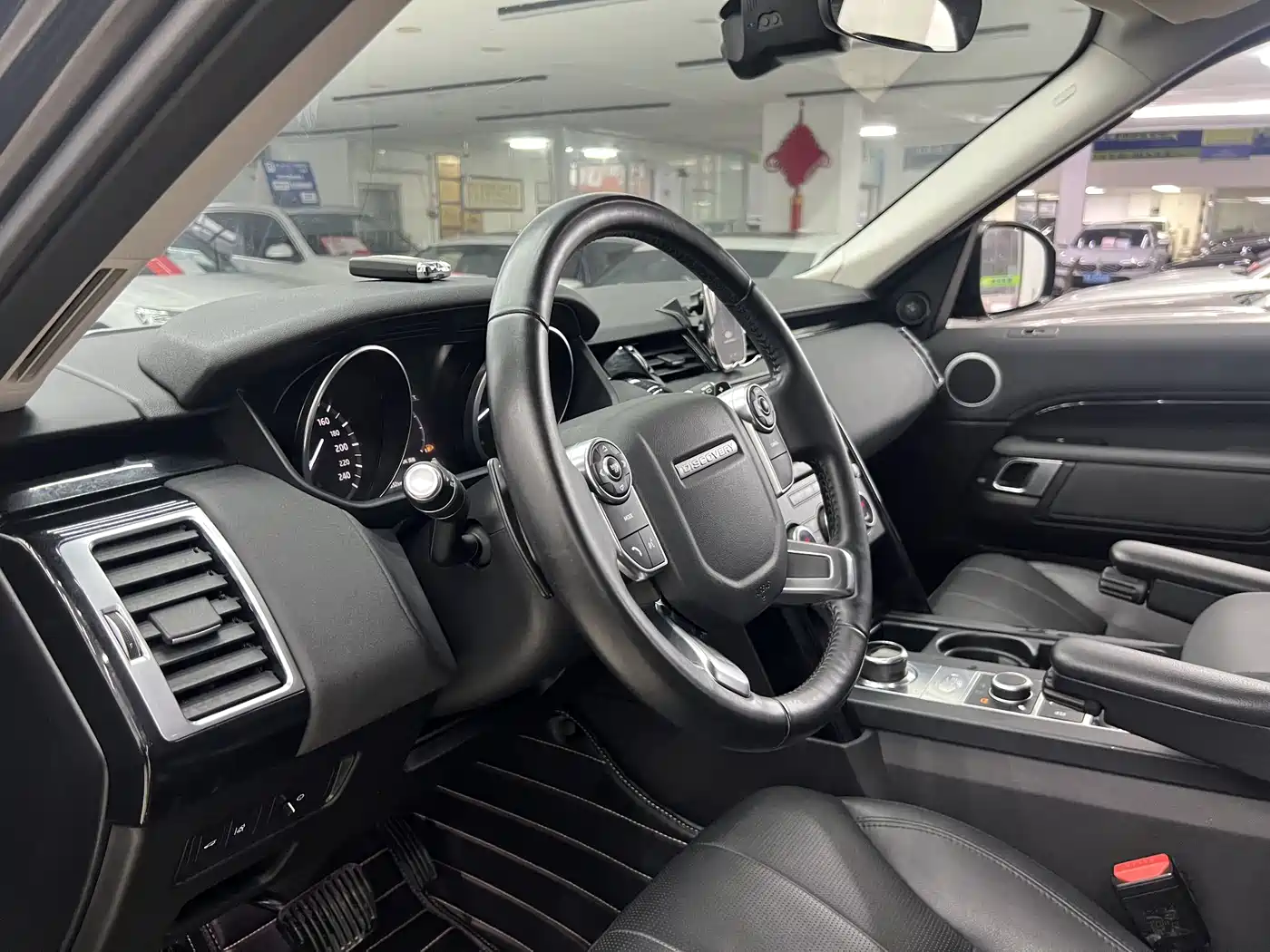Land Rover Discovery 2018 2.0T SE фото 8