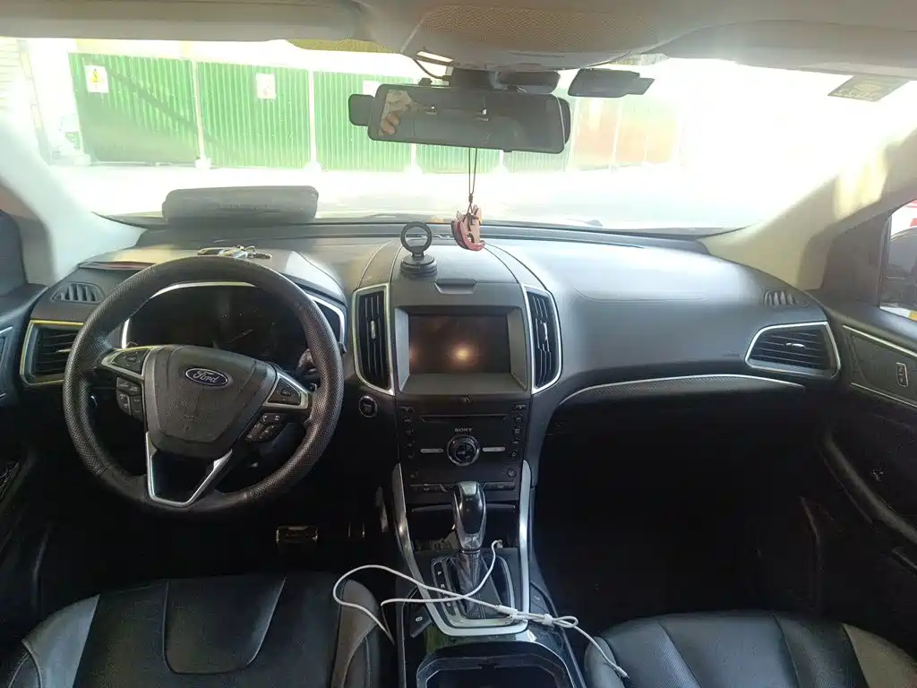 Photo 14 - Ford Edge