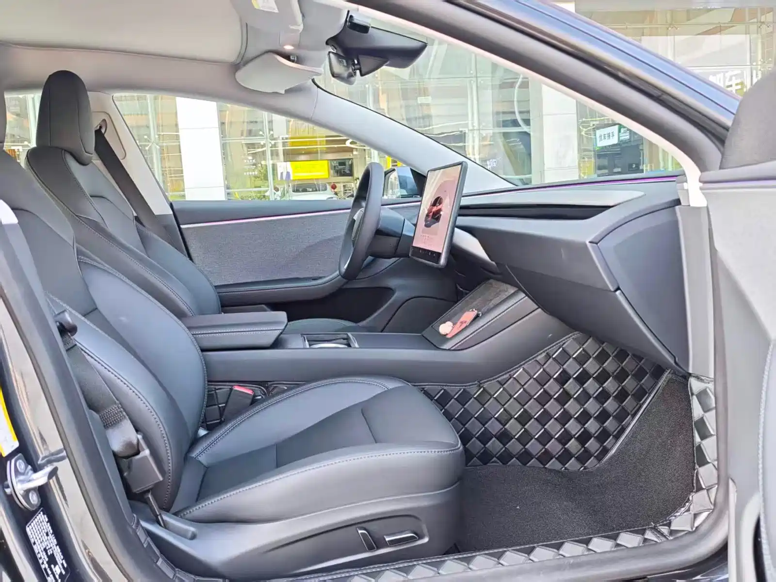 Фото 6 - Tesla Model 3