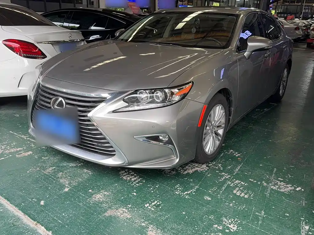 Фото 24 - Lexus ES