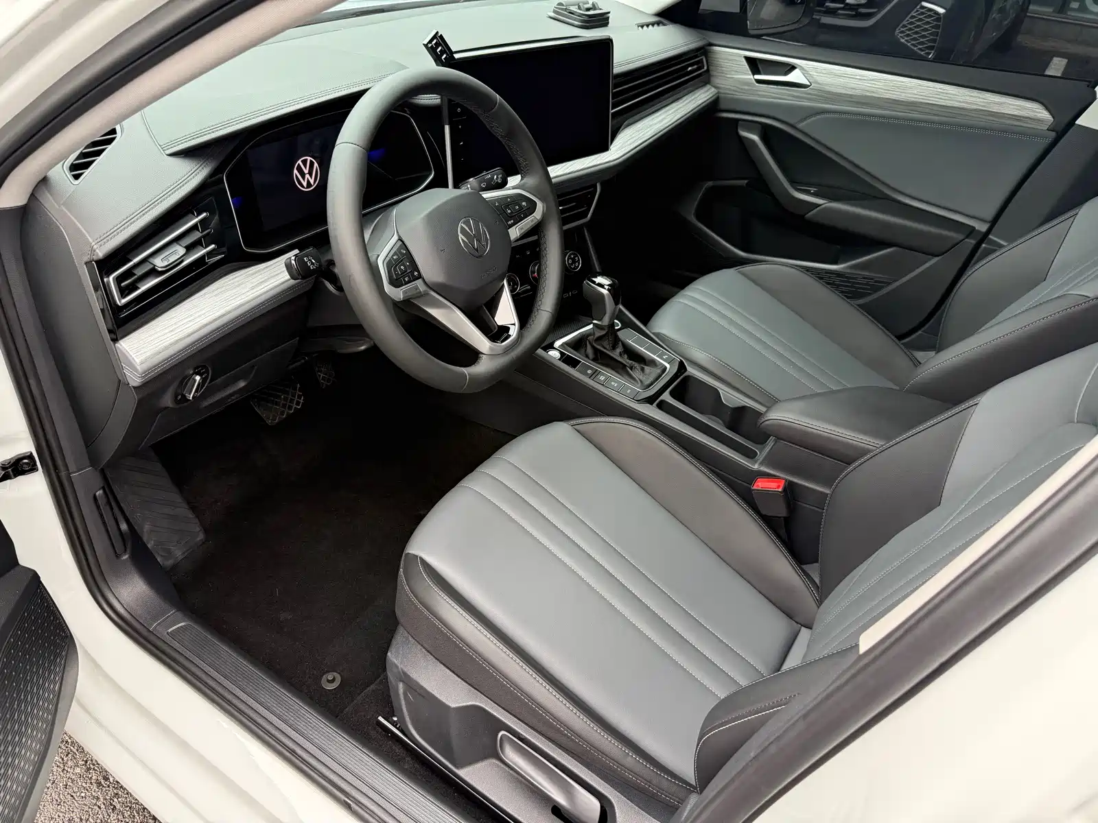 Photo 7 - Volkswagen Sagitar