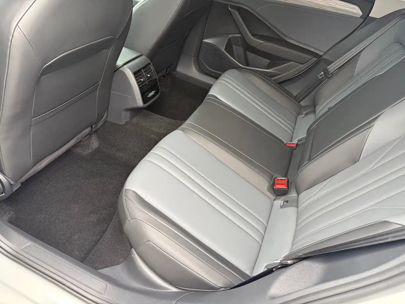 Volkswagen Sagitar 2026 2025 Model Year 3rd Facelift 300TSI DSG Surpassing Edition