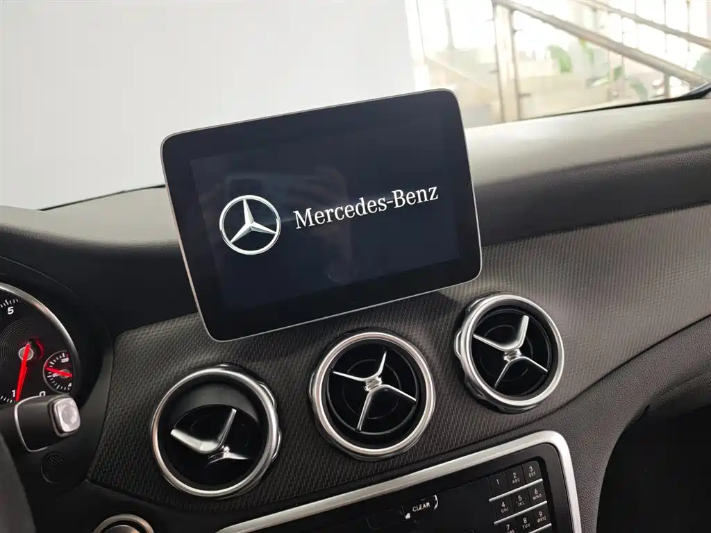 Mercedes-Benz GLA 2018 GLA 200 Dynamic фото 15