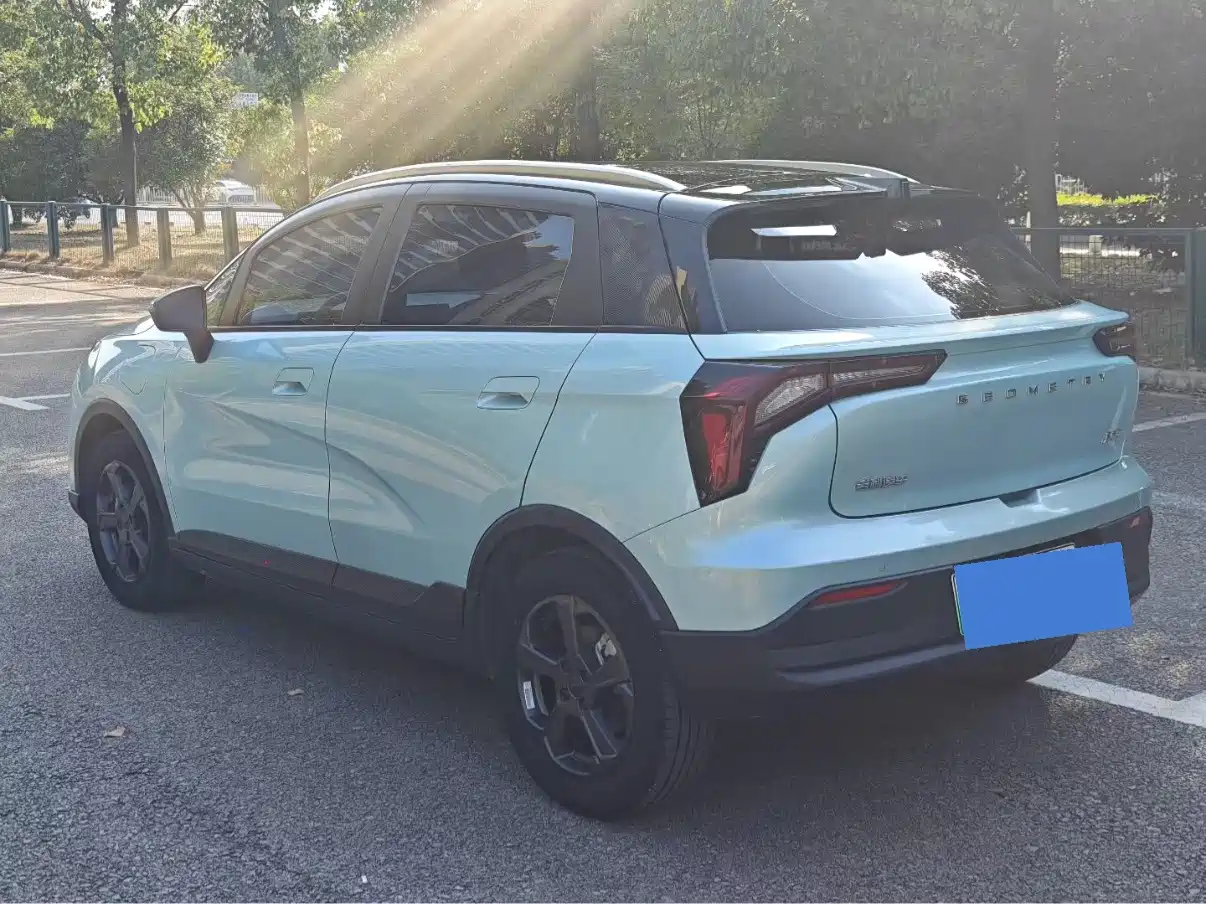 Фото 4 - Geely Geometry E Firefly