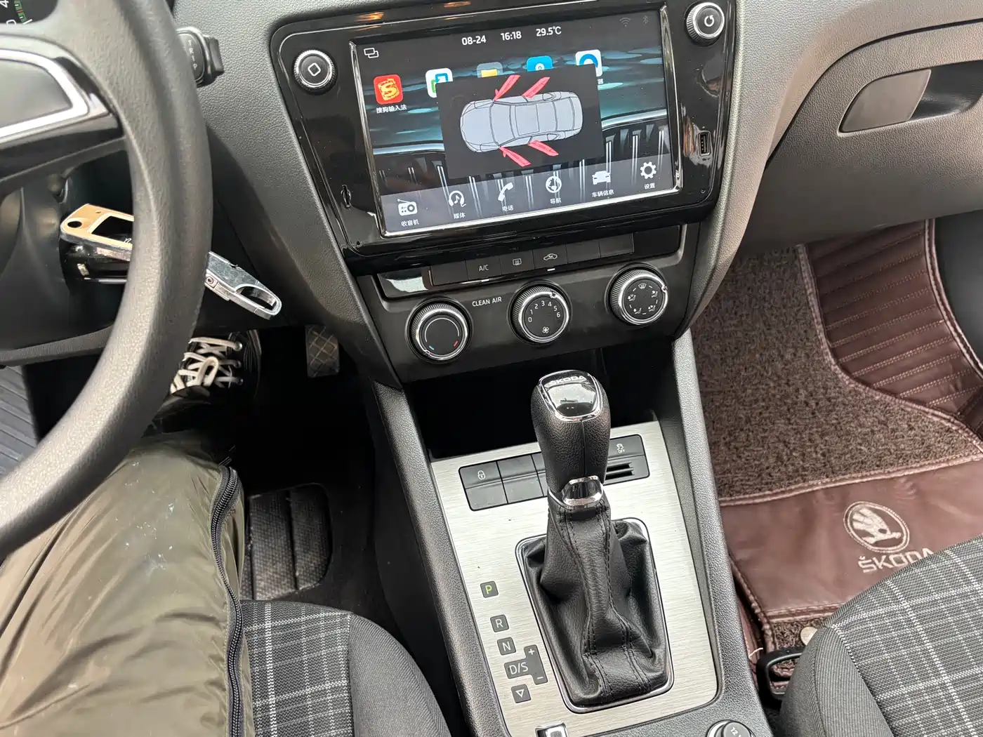 Škoda Octavia 2018 1.6L Automatic Comfort фото 11