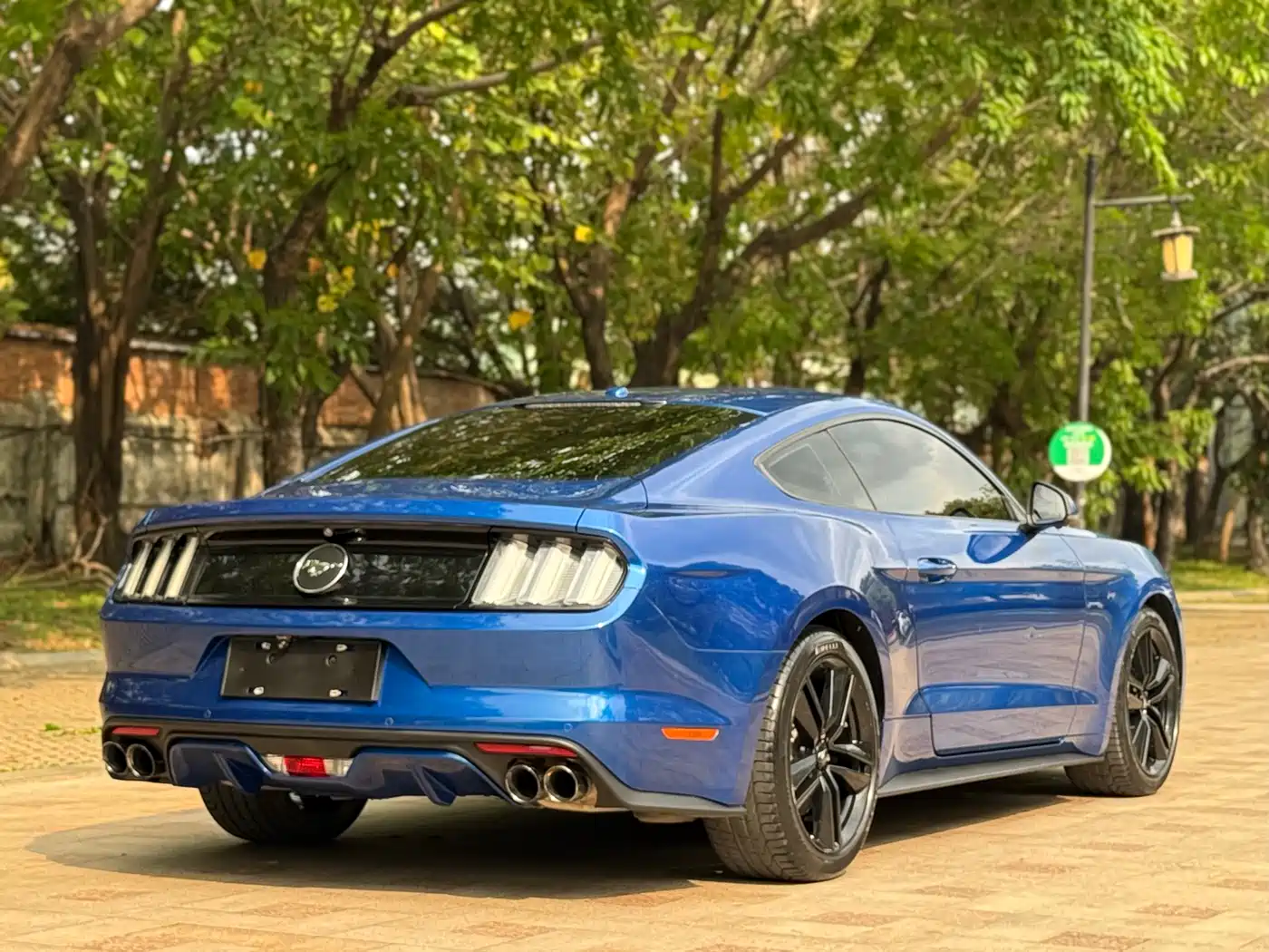 FORD MUSTANG