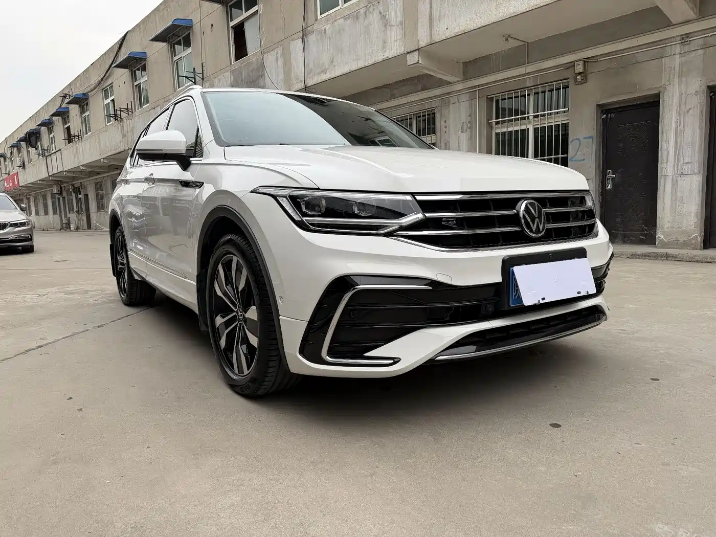 Volkswagen Tiguan L 2022 330TSI Auto 2WD R-Line Premium Edition фото 3