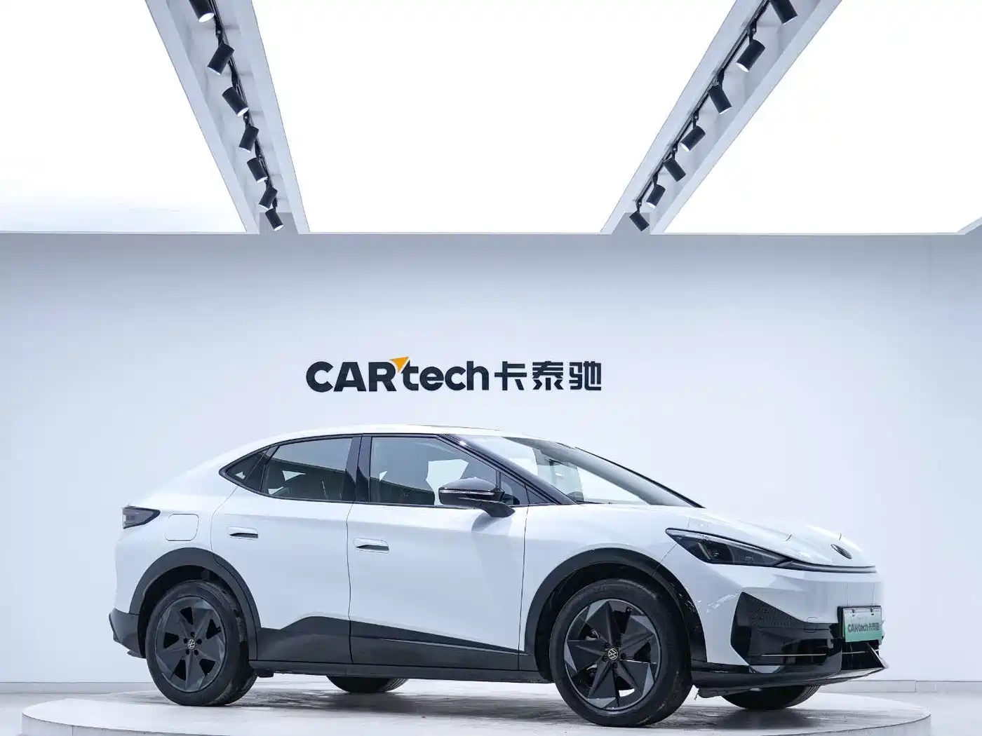 VOLKSWAGEN WITH THE CROWD 06