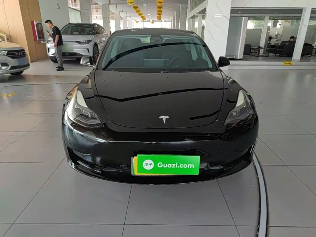 Фото 3 - Tesla Model 3