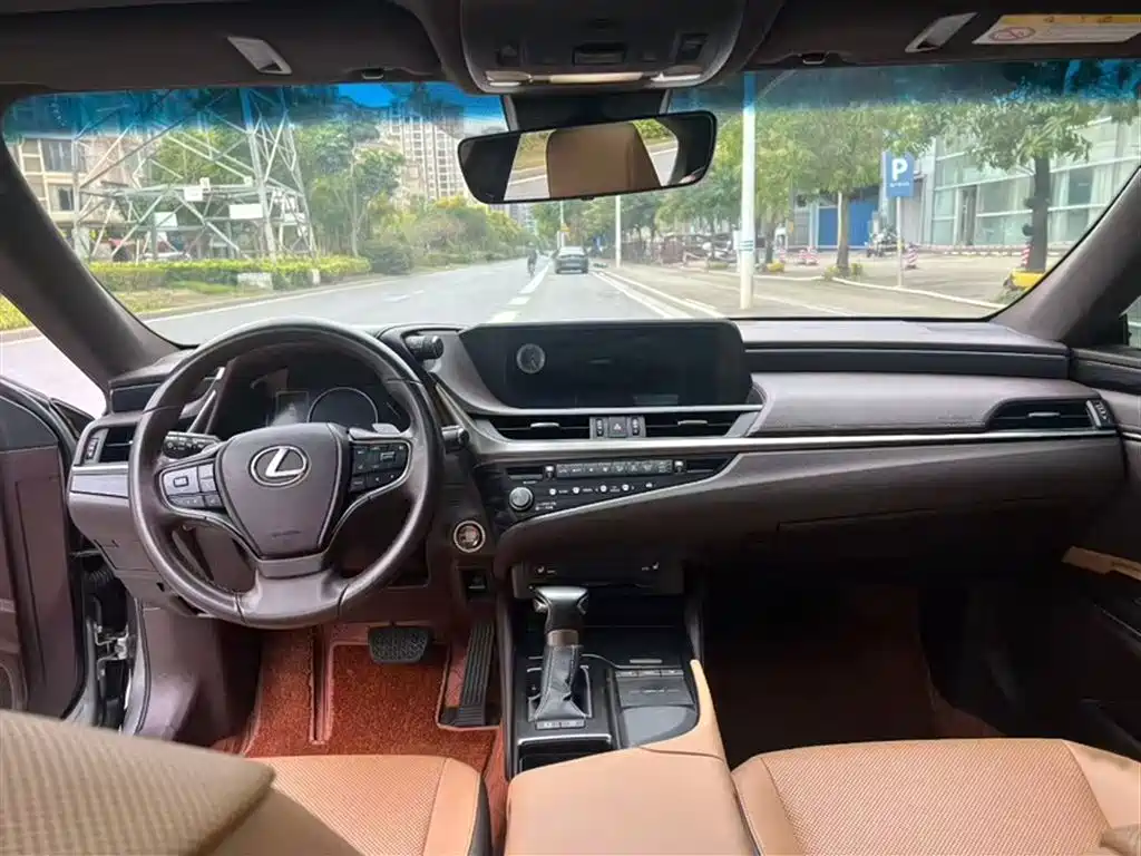 صورة 14 - Lexus ES