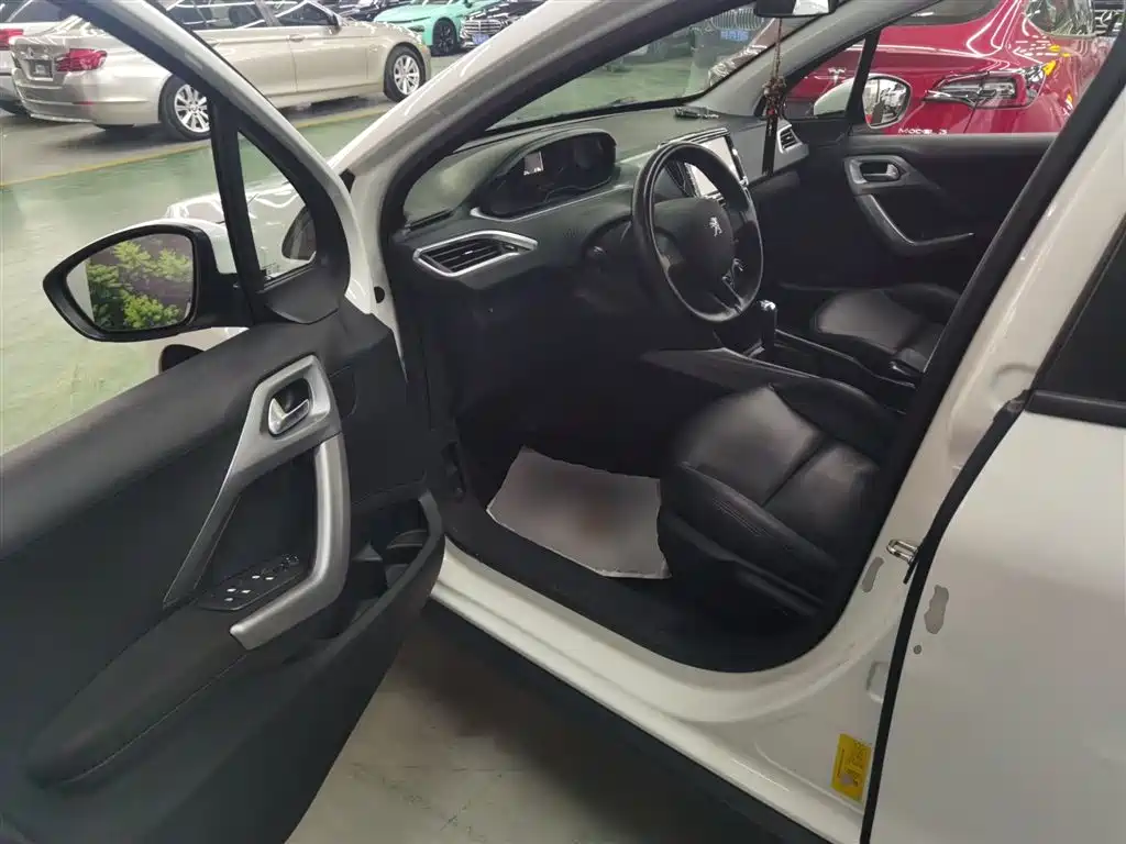 Peugeot 2008 2014 1.6L Automatic Trend Edition фото 16