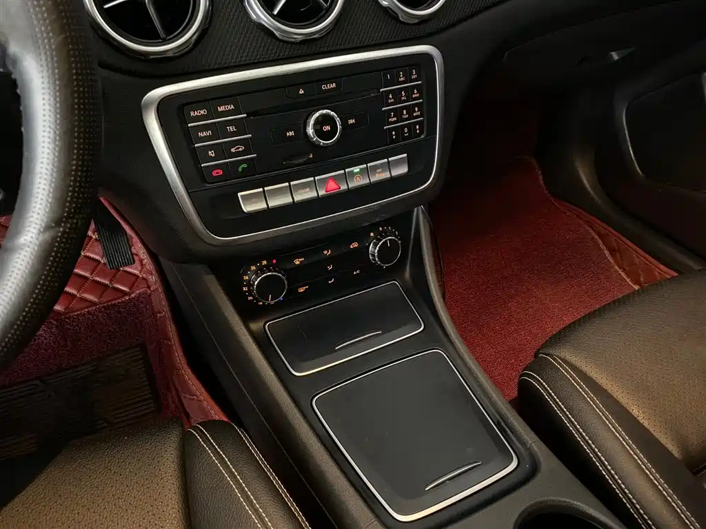 Mercedes-Benz GLA 2017 GLA 200 Dynamic фото 10