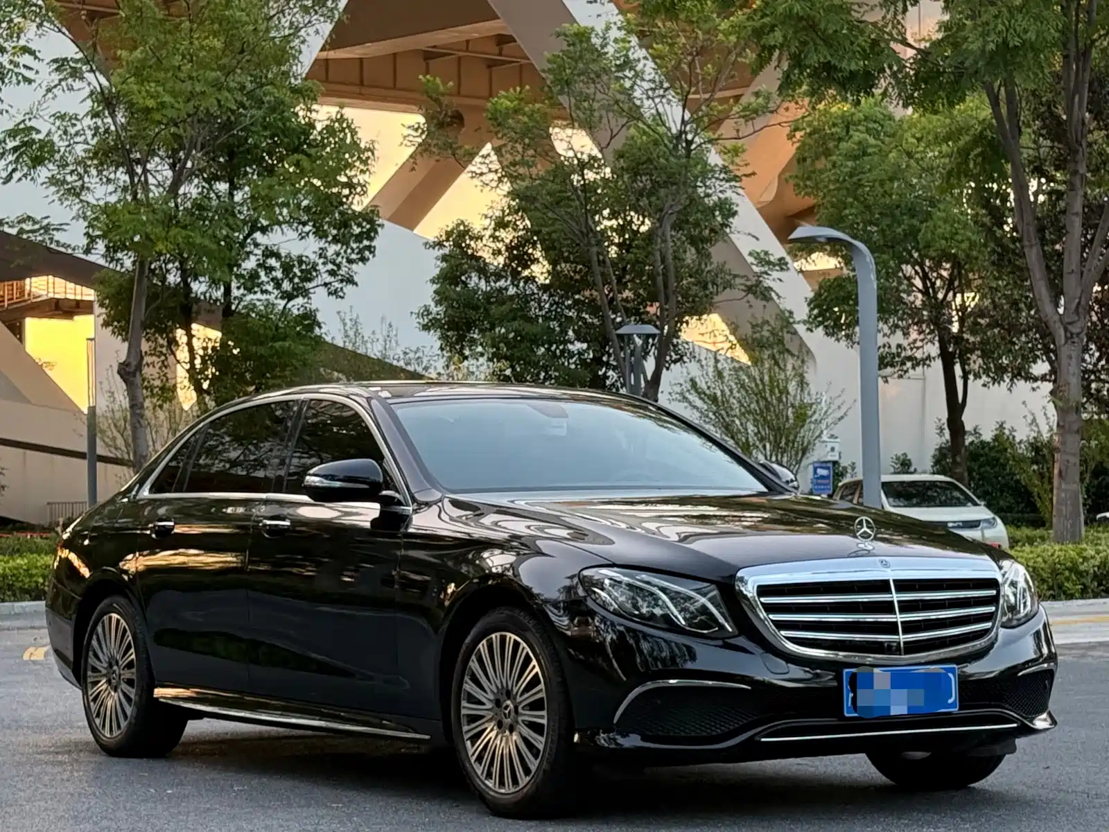 صورة 3 - Mercedes-Benz E-Class