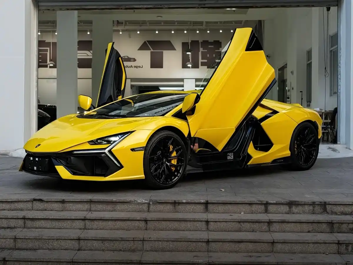 Фото 1 - Lamborghini Revuelto