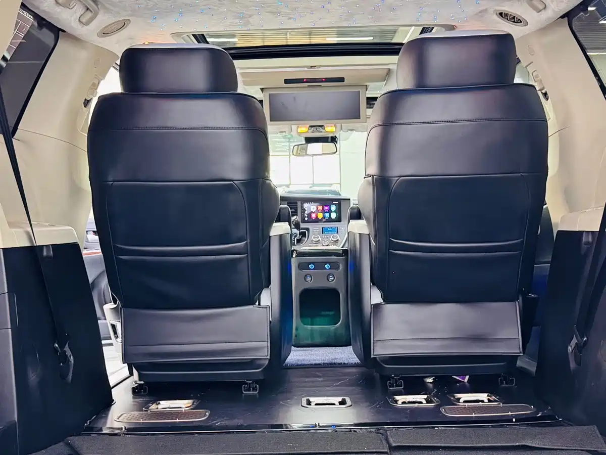 Photo 12 - Toyota Sienna