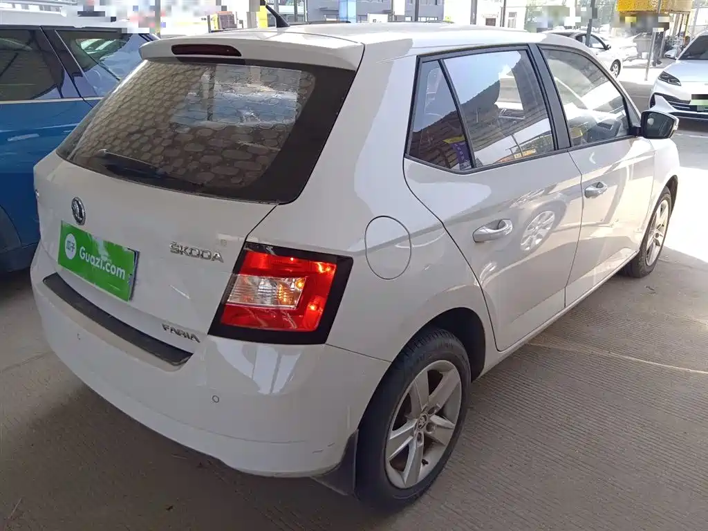 Škoda Fabia 2015 1.6L Automatic Innovation Edition фото 7