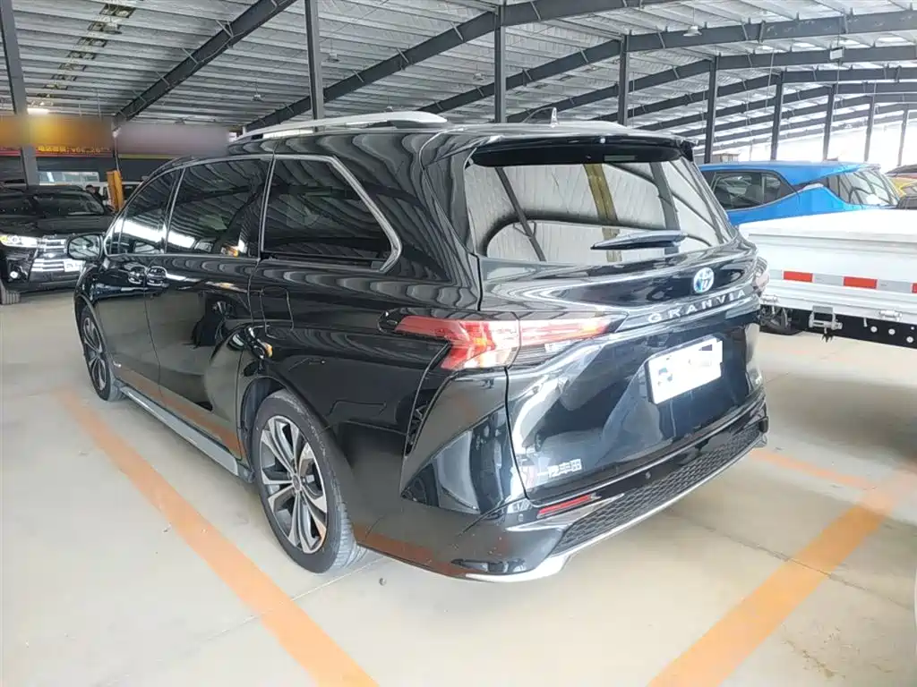 Toyota Granvia 2023 2.5L Hybrid Prestige PLUS Edition фото 23