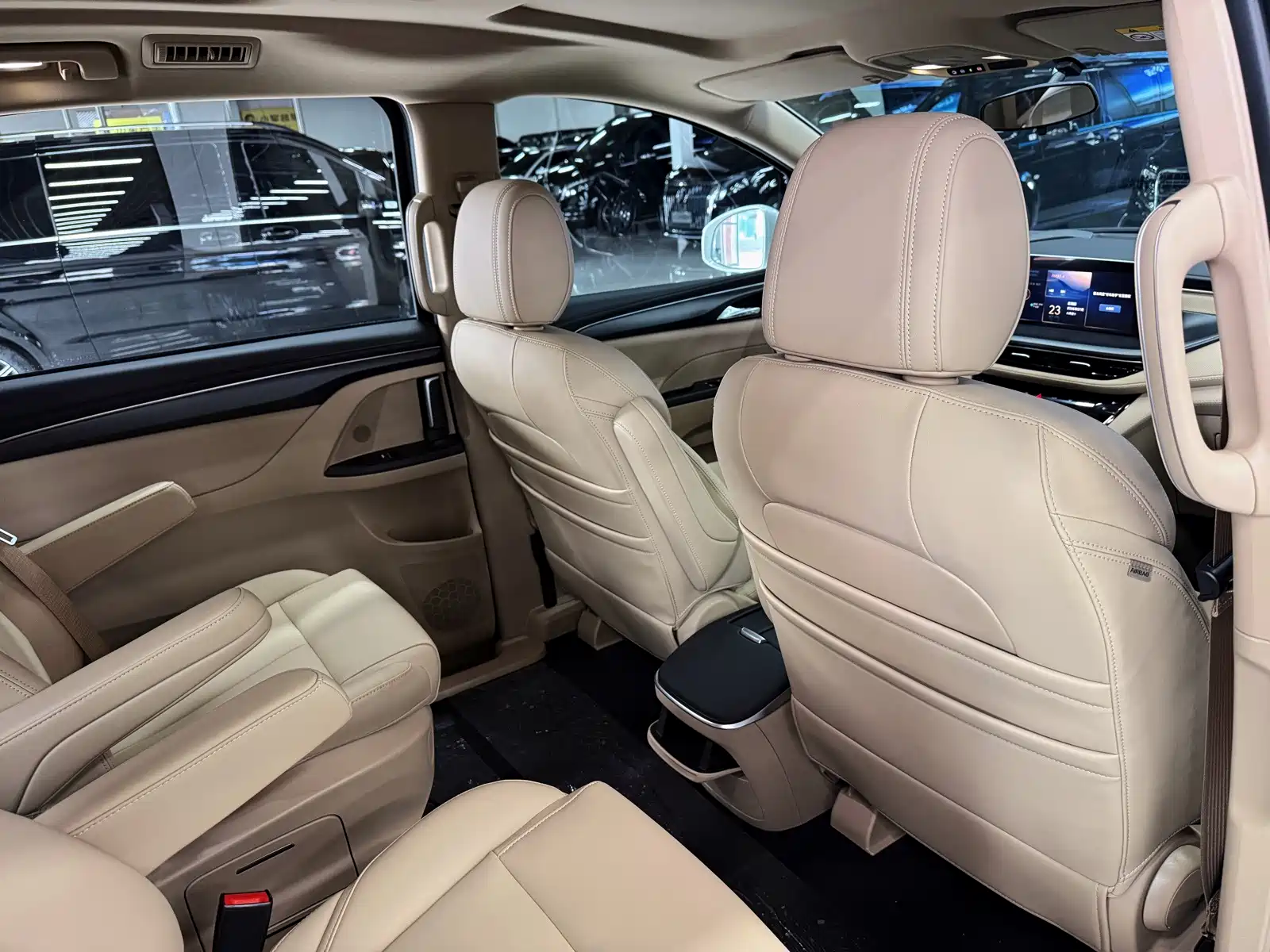 Photo 7 - Buick GL8