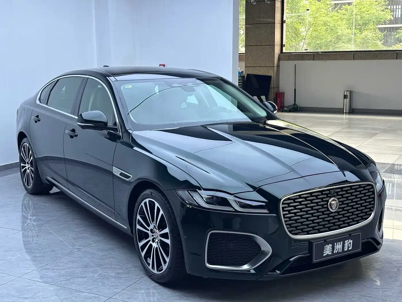 Photo 11 - Jaguar XFL