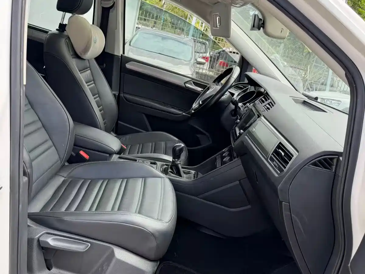Фото 7 - Volkswagen Touran