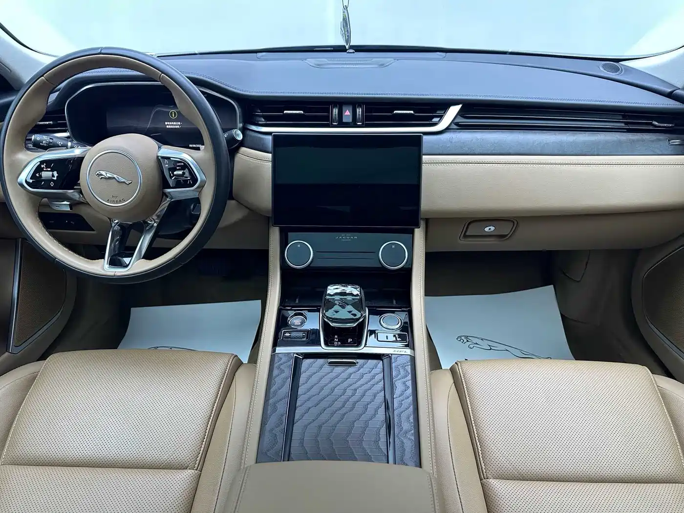 Photo 17 - Jaguar XFL